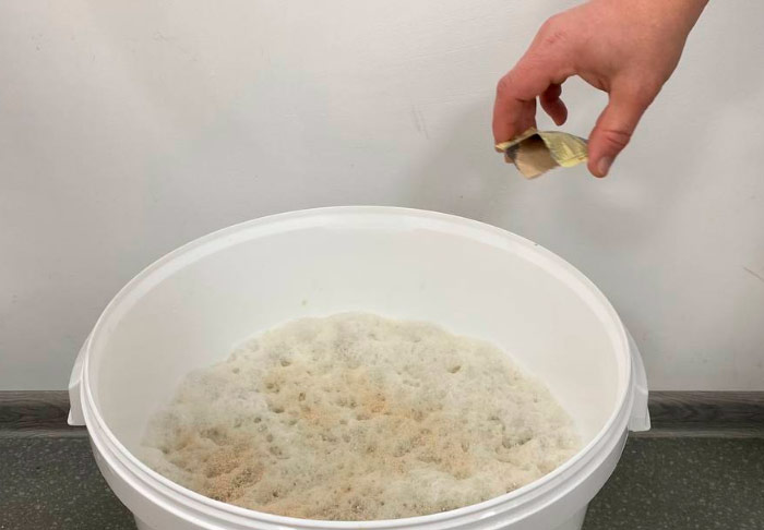 Добавляем дрожжи